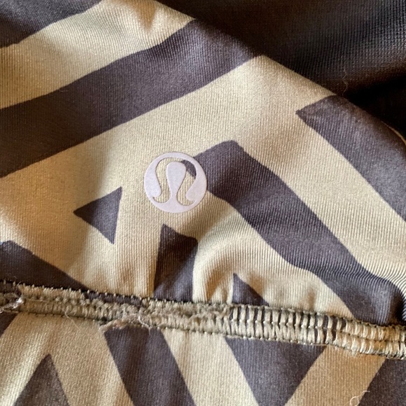 Lululemon size 6 sports bra (energy style) - Picture 4 of 4